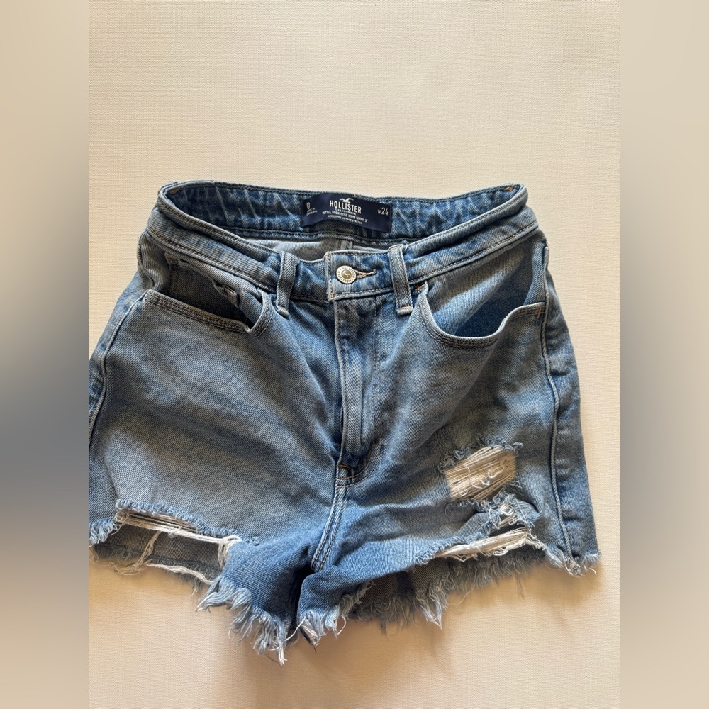 ✨Hollister Distressed Denim High-Rise Mom Shorts✨